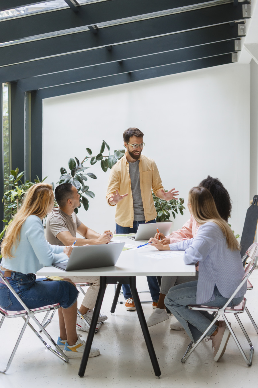 personas-trabajando-tecnología-marca-juntos